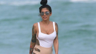 Το μαγιό της Κάμι Λι προκαλεί... πολλαπλά εγκεφαλικά! (pics)