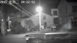 Όποιος νύχτα περπατεί... μέσα σε ποτάμια πέφτει!! (video)