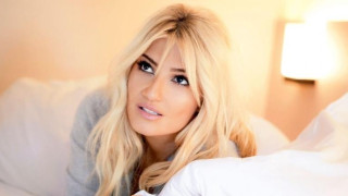 Κατακόκκινη και αισθησιακή η Φαίη Σκορδά (pic)