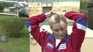 Τα «αεροπλανικά» της ξανθιάς που κόβουν την ανάσα! (vids)