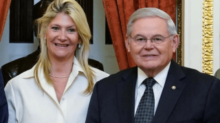 Σε δίκη για διαφθορά οδηγούνται ο Μπομπ Μενέντεζ και η σύζυγος του