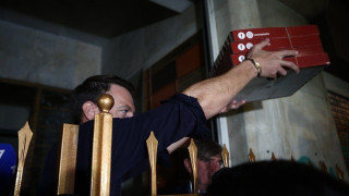 Ο... πιτσαδόρος Στέφανος Κασσελάκης: Παρέλαβε το φαγητό και κέρασε