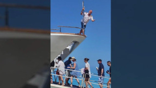 Viral το βίντεο με τον καπετάνιο από τη Λευκάδα που υποδέχεται τους ταξιδιώτες με... Βασίλη Καρρά και αποθεώνεται