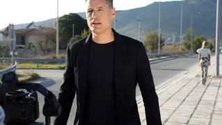 Γρηγόρης Πετράκος: Συγκινεί στο νέο του τραγούδι με τις κόρες του