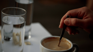 Πεπτικό: Τι βάζουν οι γαστρεντερολόγοι στον καφέ τους για το καλό του εντέρου