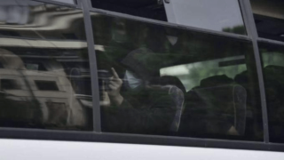 Έφτασαν στην Ευελπίδων οι 87 προσαχθέντες για το παρολίγον οπαδικό επεισόδιο – Έκαναν χειρονομίες (video)