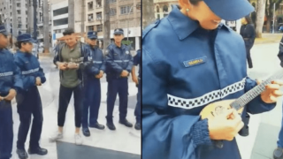 Απίστευτος Λαρισαίος στο κέντρο της Βραζιλίας με μπουζούκι: «Θα σε πάρω με τις χειροπέδες παρέα»