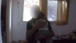 Νέο βίντεο της Χαμάς: «Νταντεύουν» μωρά σε κιμπούτς στο νότιο Ισραήλ