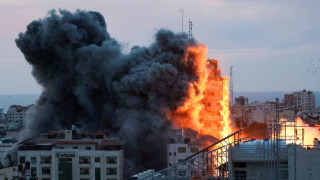 Ισραήλ: Η στιγμή που πύραυλος «ισοπεδώνει» πύργο στη Γάζα ενώ είναι live δημοσιογράφος