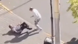 Πατέρας θυσιάστηκε για τον γιο του - Τον μαχαίρωσαν και τον άφησαν να ξεψυχήσει