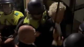 Το βίντεο της επίθεσης που δέχθηκε ο ιδιοκτήτης της Λέγκια από αστυνομικούς!