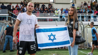 ΟΦΗ: Ο Γκλάζερ βγήκε στο γήπεδο με σημαία του Ισραήλ