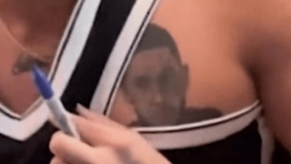 Ο Μπεν Σίμονς σοκαρίστηκε με τατουάζ-προσωπογραφία του στο στήθος οπαδού (video)