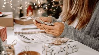 Νέα μέτρα στήριξης ενόψει Χριστουγέννων: Aπό επιταγή ακρίβειας μέχρι «έξτρα» επίδομα θέρμανσης