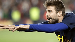 Επική «τούμπα» Πικέ: Πήγε να υπογράψει φανέλα και έπεσε στο κενό