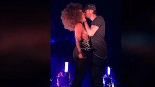 Σάλος με τον Ενρίκε Ιγκλέσιας: «Όρμησε» και έδωσε καυτά φιλιά επί σκηνής σε τραγουδίστρια