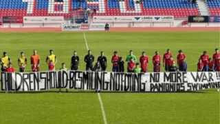 Σπουδαίο αντιπολεμικό πανό από τον Πανιώνιο: «Τα παιδιά πρέπει να χαμογελούν, όχι να πεθαίνουν»