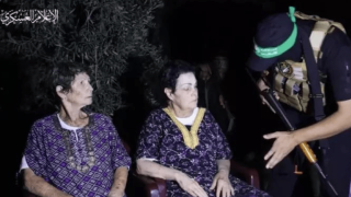 Η στιγμή που δύο ηλικιωμένες γυναίκες από το Ισραήλ απελευθερώνονται από τη Χαμάς