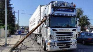 Λαμία: Φορτηγό έριξε κολόνα τηλεπικοινωνιών και αυτή έπεσε πάνω σε νταλίκα