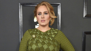 Μάθιου Πέρι: Το συγκινητικό αντίο της Αντέλ κατά τη διάρκεια της συναυλίας της