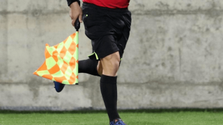 Βγήκε από τη φυλακή και έγινε... διαιτητής: Σφυρίζει με βραχιολάκι στο πόδι