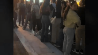 «Βούλιαξαν» τα πεζοδρόμια για ένα πακέτο δωρεάν μακαρόνια