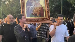 Συγκινημένος ο Οικονομόπουλος, κράτησε την εικόνα της Παναγίας σε λιτανεία