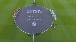 Μάντσεστερ Γιουνάιτεντ - Μάντσεστερ Σίτι: Εντυπωσιακό πανό στην μνήμη του Μπόμπι Τσάρλτον