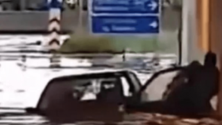 Πάτρα: Γυναίκα «παγιδεύτηκε» και οδηγός κολύμπησε για να τη σώσει