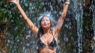 Ντέμι Μουρ: Στα 60 της εντυπωσιάζει με το μπικίνι της στον ποταμό Κολοράντο