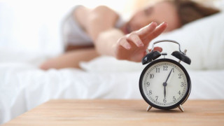 O επιστημονικός λόγος που ξυπνάτε λίγα λεπτά πριν χτυπήσει το ξυπνητήρι σας