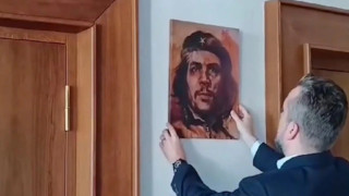 Σλοβακία: Βουλευτής κατέβασε τη σημαία της ΕΕ και άλλαξε τη φωτογραφία της προέδρου με τον Τσε Γκεβάρα