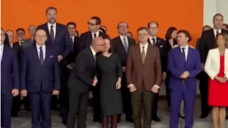 Σάλος με φιλί του Κροάτη υπουργού Εξωτερικών στη Γερμανίδα ομόλογό του - «Είναι σεξουαλική παρενόχληση»