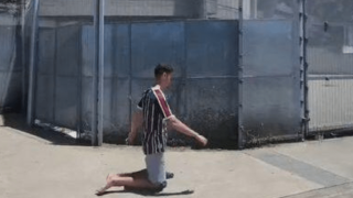 Η Φλουμινένσε το σήκωσε με...τάμα: Οπαδός πήγε γονατιστός στο Μαρακανά, για να κερδίσουν το Λιμπερταδόρες