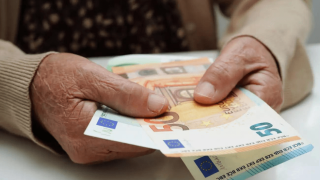 «Αντισυνταγματικές» οι περικοπές στις συντάξεις- Να επανέλθουν σε επίπεδα προ μνημονίων