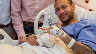 Νεϊμάρ: Πήρε εξιτήριο μετά το χειρουργείο για χιαστό