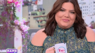 Η Δανάη Μπάρκα βγήκε στην εκπομπή της με κούπα «Fay’s Time»
