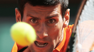 Τζόκοβιτς: Δίνει αυτόγραφο στο... στήθος θαυμαστή