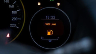 Λαμπάκι καυσίμου στο αυτοκίνητο - Πόσα χιλιόμετρα μπορείς να κινηθείς με άδειο ρεζερβουάρ