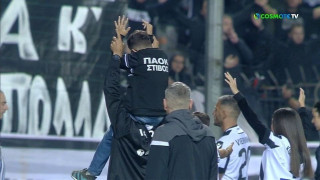 Ο μικρός Γιάννης δίνει το έναυσμα στους φίλους του ΠΑΟΚ για ν' αρχίσουν οι πανηγυρισμοί