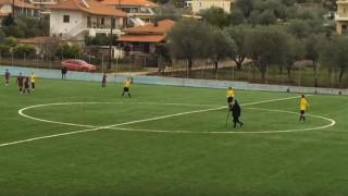 Απίθανη γιαγιά διακόπτει ποδοσφαιρικό αγώνα!!! (video)