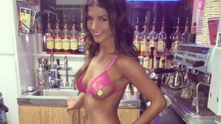 Ιδιοκτήτρια καφετέριας σου σερβίρει καφέ... γυμνή! (pics)