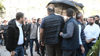 Νίκος Ανδρουλάκης: Δέχθηκε επίθεση με καφέδες στην κατάθεση στεφάνου στο Πολυτεχνείο