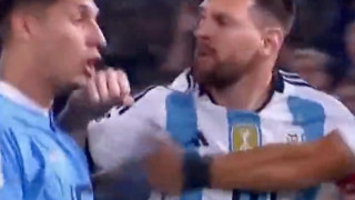 Ο Μέσι έπιασε αντίπαλο από τον λαιμό στην πρώτη ήττα της Αργεντινής