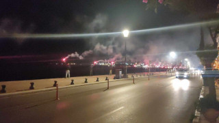 Θεσσαλονίκη: Πυρσοί στην παραλία με συνθήματα υπέρ της Παλαιστίνης