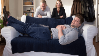 7 στους 10 Έλληνες δεν φεύγουν από το πατρικό-Τι τους κρατάει πίσω