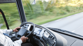 Σε σοκ ο οδηγός αστικού που ξυλοκοπήθηκε με γκλοπ: «Με χτυπούσαν στο κεφάλι και το σώμα»