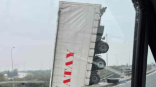 Σοκαριστικό τροχαίο στη Θεσσαλονίκη: Φορτηγό κρεμάστηκε από γέφυρα