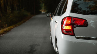 Τι ανάβουμε όταν παρκάρουμε: Φλας ή αλάρμ;