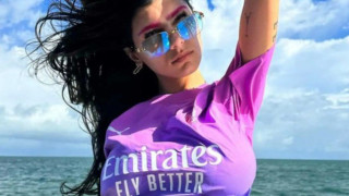 Η Mia Khalifa ποζάρει με εσώρουχο και τη φανέλα της Μίλαν